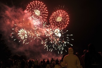 Los fuegos artificiales son uno de los atractivos de las noches sanfermineras. (Idoia ZABALETA/ARGAZKI PRESS)