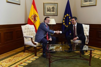 Apretón de manos entre Rajoy y Sánchez. (PIERRE-PHILIPPE MARCOU / AFP)