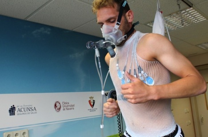 Fausto Tienza, haciendo las pruebas físicas. (OSASUNA)