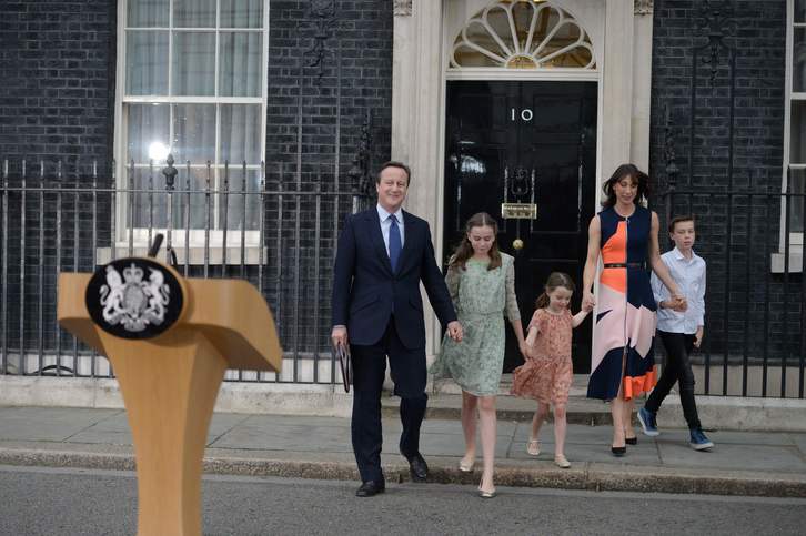Cameron, junto a su familia, a la salida de Downing Street. (Oli SCARFF / AFP)