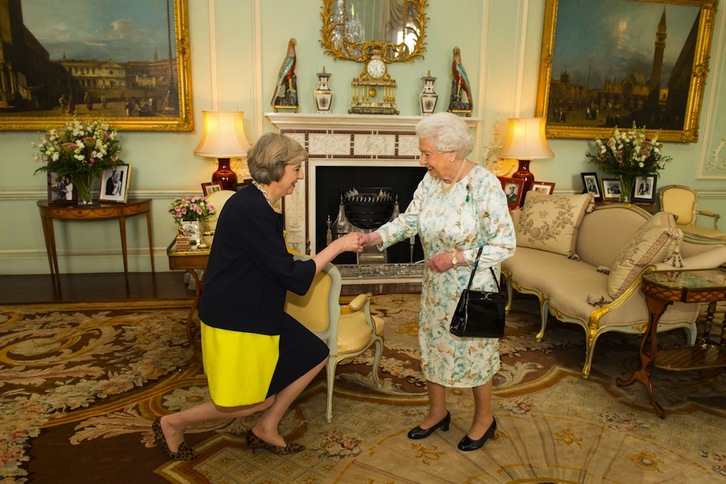 Isabel II ha recibido a Theresa May en el palacio de Buckingham. (Dominis LIPINSKI / AFP)