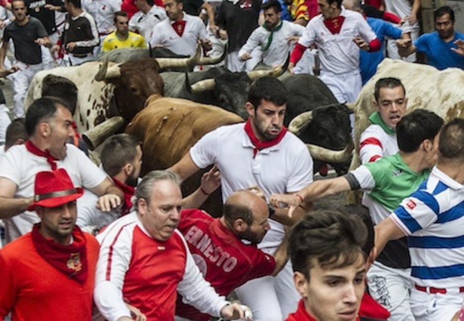 Caras de esfuerzo en los corredores al intentar mantener el ritmo de los toros. (Jagoba MANTEROLA/ARGAZKI PRESS) Caras de esfuerzo en los corredores al intentar mantener el ritmo de los toros. (Jagoba MANTEROLA/ARGAZKI PRESS)