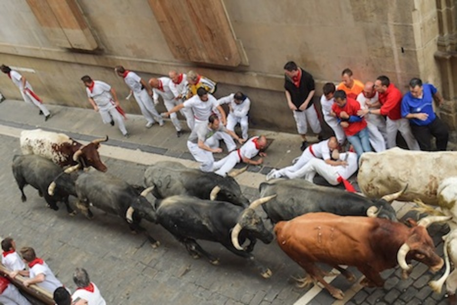 Los toros estirados enfilan hacia la plaza Consistorial. (Idoia ZABALETA/ARGAZKI PRESS) Los toros estirados enfilan hacia la plaza Consistorial. (Idoia ZABALETA/ARGAZKI PRESS)