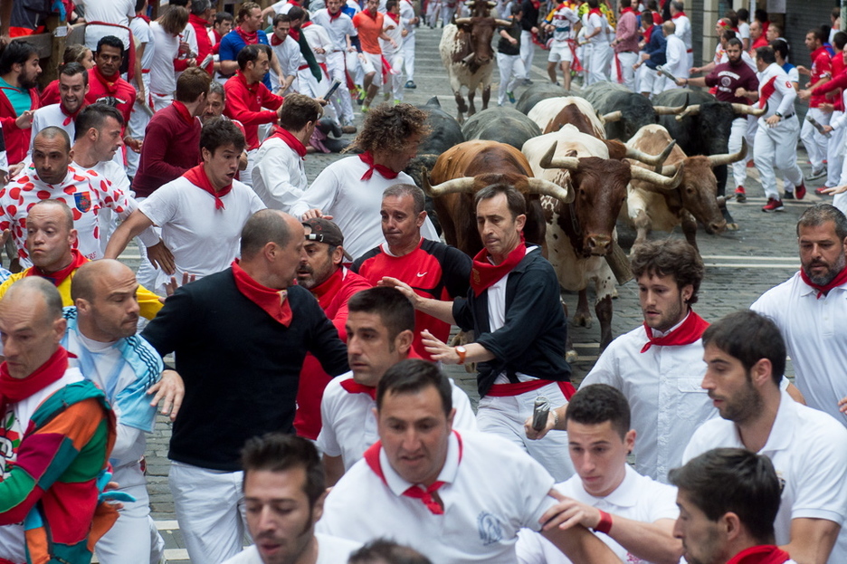 La torada avanza por Mercaderes rumbo a Estafeta. (Iñigo URIZ/ARGAZKI PRESS) La torada avanza por Mercaderes rumbo a Estafeta. (Iñigo URIZ/ARGAZKI PRESS)