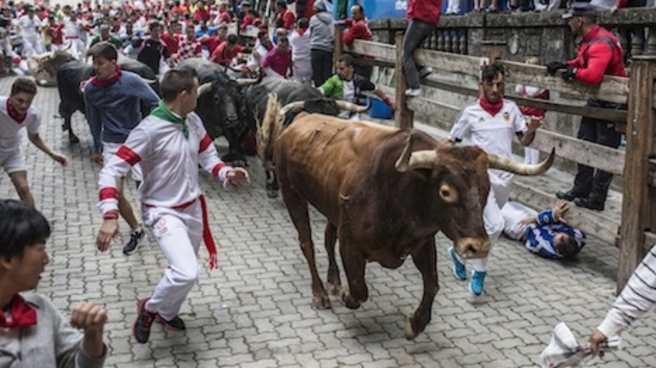 Rayito enfila la bajada del callejón seguido de sus hermanos. (Lander ARROYABE/ARGAZKI PRESS)