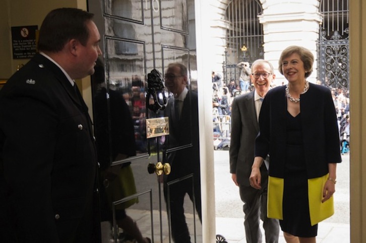 Theresa May y su marido entran al 10 de Downing Street. (Stefan ROUSSEAU / AFP)