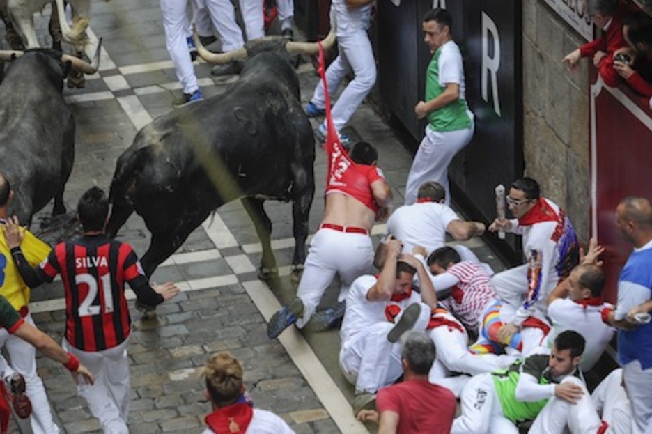 Uno de los Miuras engancha a un mozo por la camiseta con el pitón derecho. (Juanan RUIZ/ARGAZKI PRESS) Uno de los Miuras engancha a un mozo por la camiseta con el pitón derecho. (Juanan RUIZ/ARGAZKI PRESS)