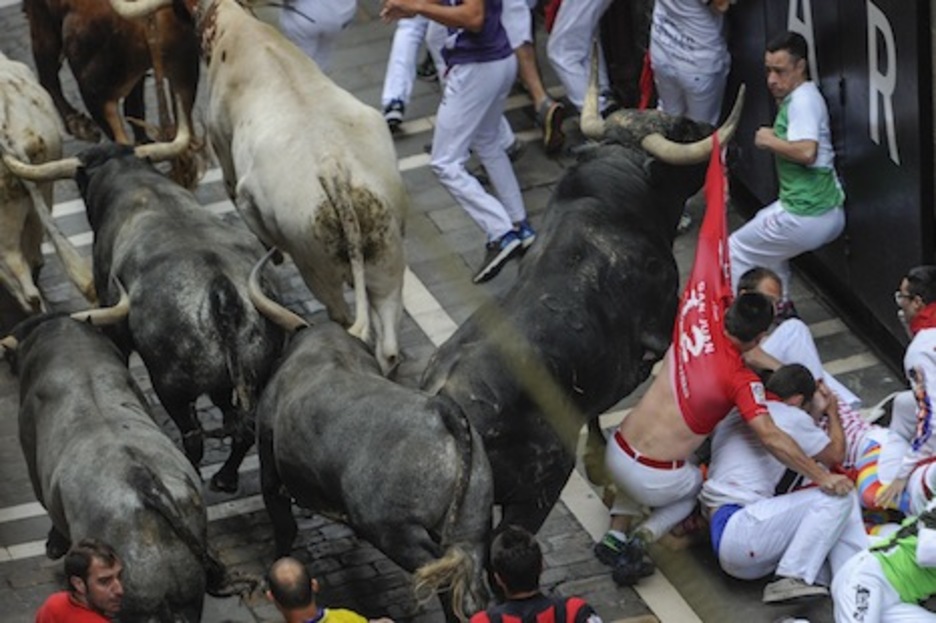 La camiseta se estira por la fuerza del toro. (Juanan RUIZ/ARGAZKI PRESS) La camiseta se estira por la fuerza del toro. (Juanan RUIZ/ARGAZKI PRESS)
