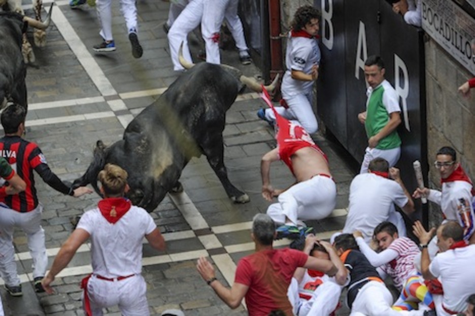 La prenda se empieza a rasgar. (Juanan RUIZ/ARGAZKI PRESS) La prenda se empieza a rasgar. (Juanan RUIZ/ARGAZKI PRESS)