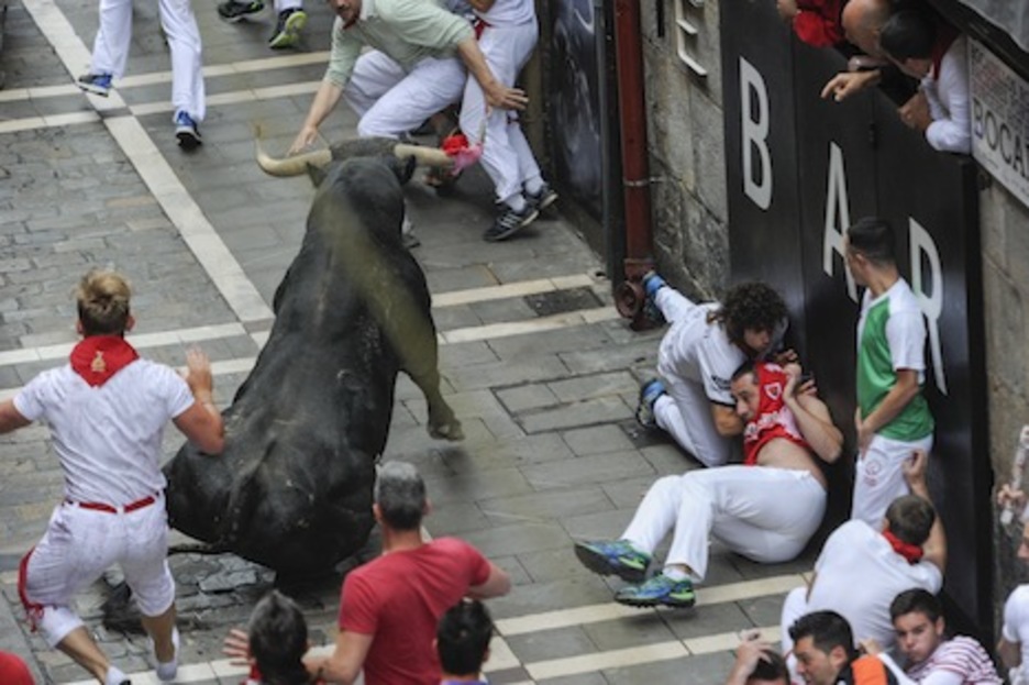 El Miura se lleva un fragmento de la camiseta en el cuerno. (Juanan RUIZ/ARGAZKI PRESS) El Miura se lleva un fragmento de la camiseta en el cuerno. (Juanan RUIZ/ARGAZKI PRESS)