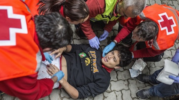 Un herido es atendido en la bajada del callejón. (Lander ARROYABE)