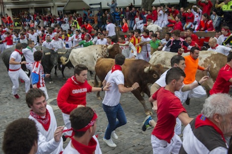 La parte delantera de la manada pasa por Telefónica. (Juan Carlos RUIZ/ARGAZKI PRESS) La parte delantera de la manada pasa por Telefónica. (Juan Carlos RUIZ/ARGAZKI PRESS)