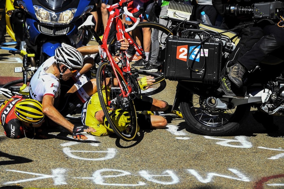 Porte, Mollema eta Froome erori diren unea. (Bernard RAPON / AFP)