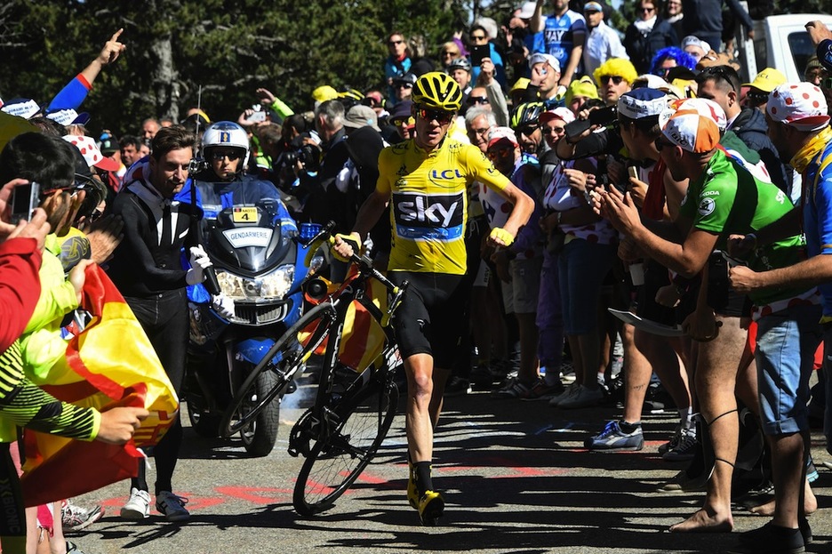 Froomek ezin izan du bere bizikletarekin jarraitu. (Jeff PACHOUD / AFP)