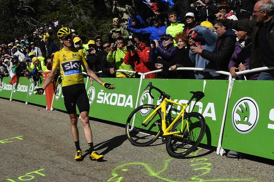 Zituen zapatekin bizikleta neutroa ere ezin erabili. (Jeff PACHOUD / AFP)