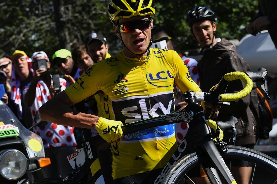 Bizikleta utzi duen unea. (Jeff PACHOUD / AFP)