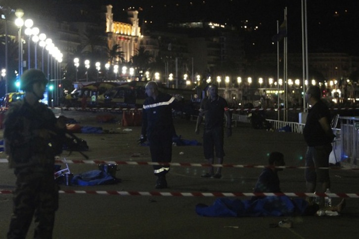 La zona del ataque, acordonada por las fuerzas de seguridad. (VALERY HACHE / AFP)