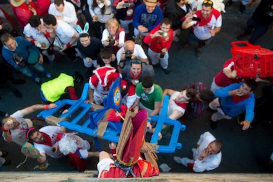 San Fermín se acomoda en la hornacina de Santo Domingo entre gritos de los corredores. (Iñigo URIZ/ARGAZKI PRESS) San Fermín se acomoda en la hornacina de Santo Domingo entre gritos de los corredores. (Iñigo URIZ/ARGAZKI PRESS)