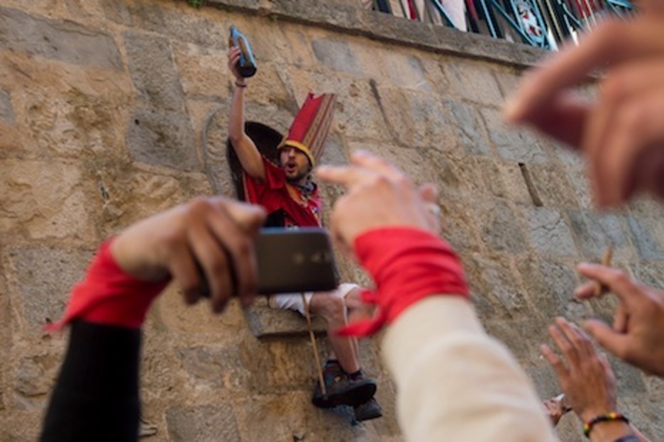 El santo saluda con su litrona de cerveza a sus incondicionales. (Iñigo URIZ/ARGAZKI PRESS) El santo saluda con su litrona de cerveza a sus incondicionales. (Iñigo URIZ/ARGAZKI PRESS)