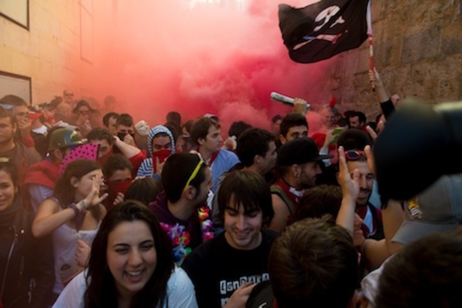 Un bote de humo de color rojo cubre la cuesta de Santo Domingo. (Iñigo URIZ/ARGAZKI PRESS) Un bote de humo de color rojo cubre la cuesta de Santo Domingo. (Iñigo URIZ/ARGAZKI PRESS)