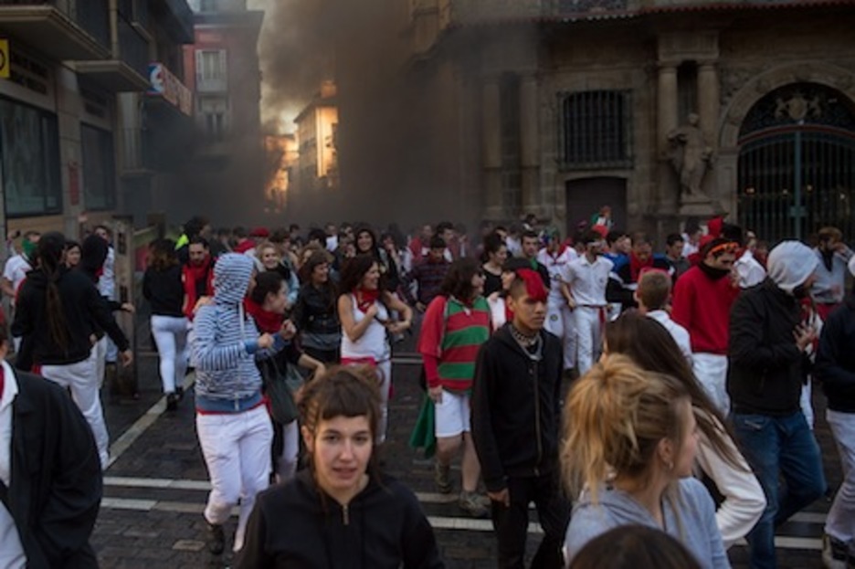 Los corredores avanzan por la plaza Consistorial entre el humo de otro bote. (Iñigo URIZ/ARGAZKI PRESS) Los corredores avanzan por la plaza Consistorial entre el humo de otro bote. (Iñigo URIZ/ARGAZKI PRESS)