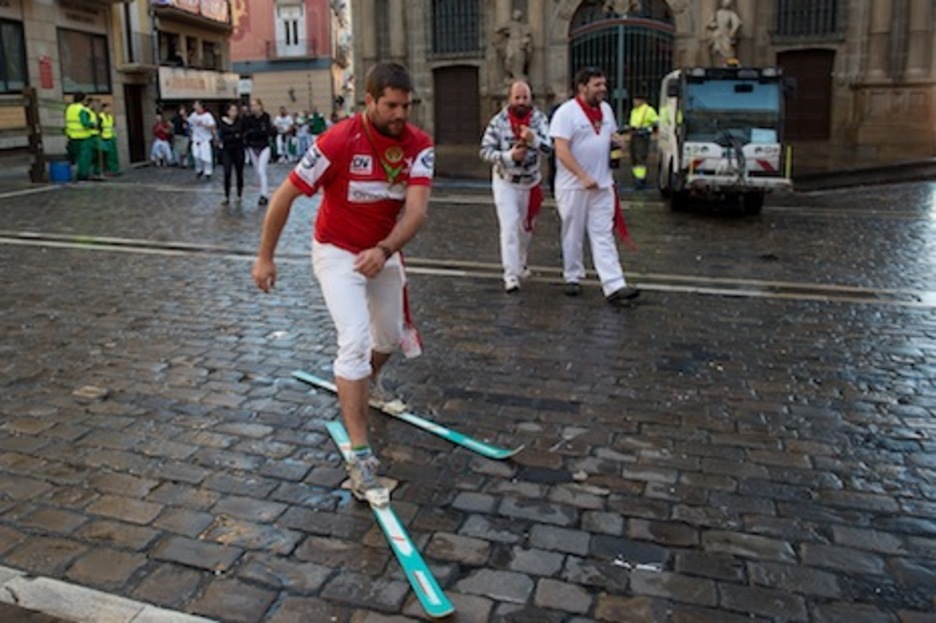 Un aguerrido mozo realiza el recorrido calzado con unos esquís. (Iñigo URIZ/ARGAZKI PRESS) Un aguerrido mozo realiza el recorrido calzado con unos esquís. (Iñigo URIZ/ARGAZKI PRESS)