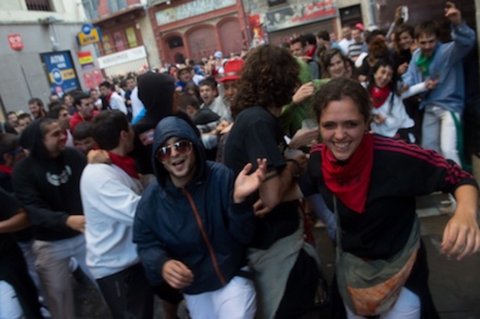 Los corredores suben por Estafeta tras tomar sin problemas la curva. (Iñigo URIZ/ARGAZKI PRESS) Los corredores suben por Estafeta tras tomar sin problemas la curva. (Iñigo URIZ/ARGAZKI PRESS)