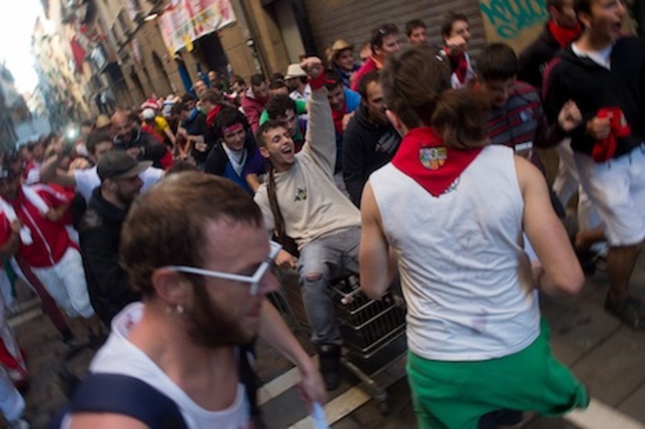Uno de los mozos avanza subido en un carro de supermercado. (Iñigo URIZ/ARGAZKI PRESS) Uno de los mozos avanza subido en un carro de supermercado. (Iñigo URIZ/ARGAZKI PRESS)