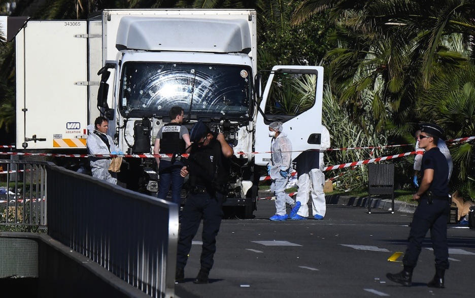 Agentes examinan el camión, que terminó acribillado a balazos. (ANNE-CHRISTINE POUJOULAT / AFP) Agentes examinan el camión, que terminó acribillado a balazos. (ANNE-CHRISTINE POUJOULAT / AFP)
