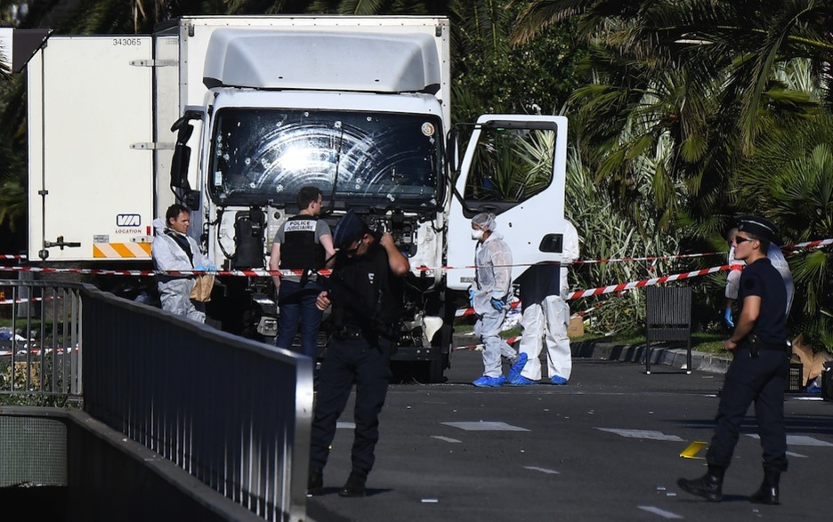 Agentes examinan el camión, que terminó acribillado a balazos. (ANNE-CHRISTINE POUJOULAT / AFP)