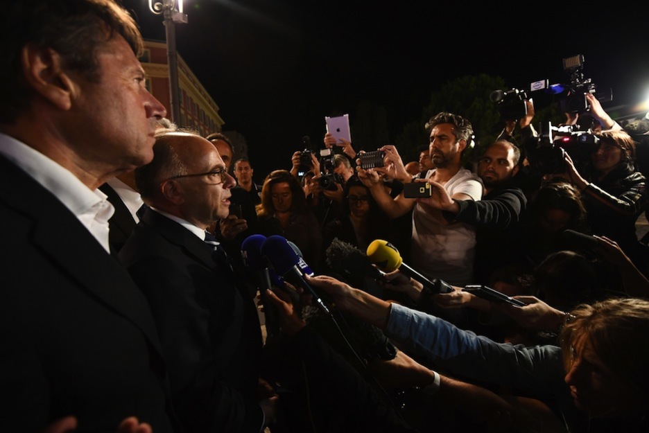 El ministro francés de Interior, Bernard Cazeneuve, se trasladó a Niza rápidamente. (ANNE-CHRISTINE POUJOULAT / AFP)
