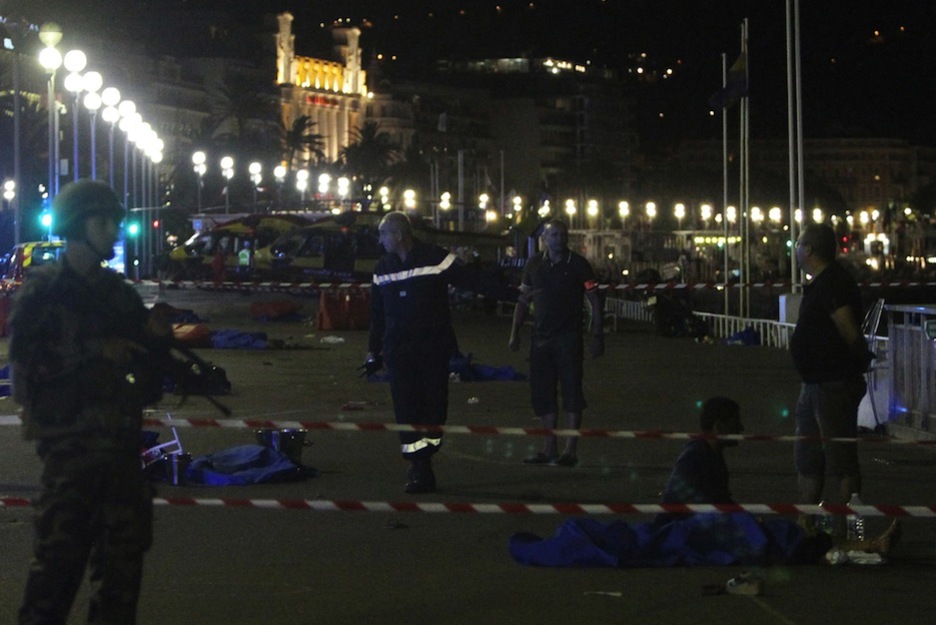 Policías y soldados caminan entre cuerpos sin vida. (VALERY HACHE / AFP) Policías y soldados caminan entre cuerpos sin vida. (VALERY HACHE / AFP)