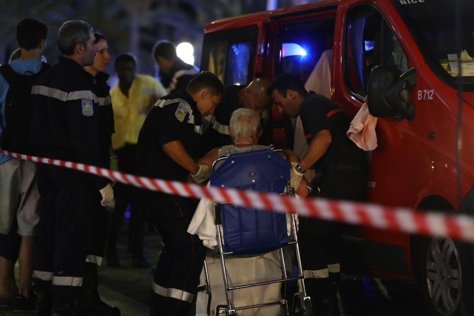 Una de las personas heridas es evacuada. (VALERY HACHE / AFP)