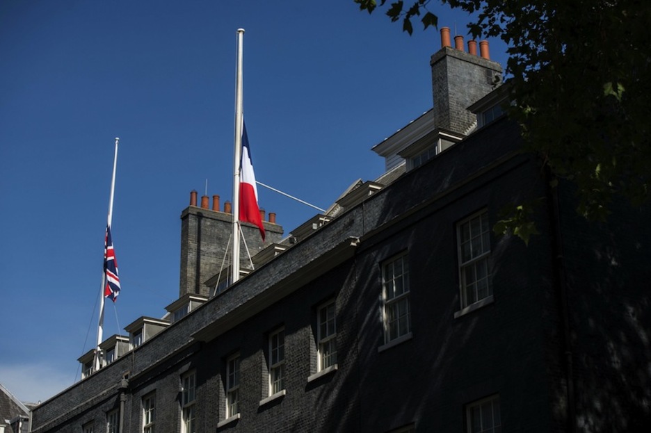 La bandera francesa a media asta sobre el 10 de Downing Street, en Londres. (CHRIS J RATCLIFFE / AFP) La bandera francesa a media asta sobre el 10 de Downing Street, en Londres. (CHRIS J RATCLIFFE / AFP)