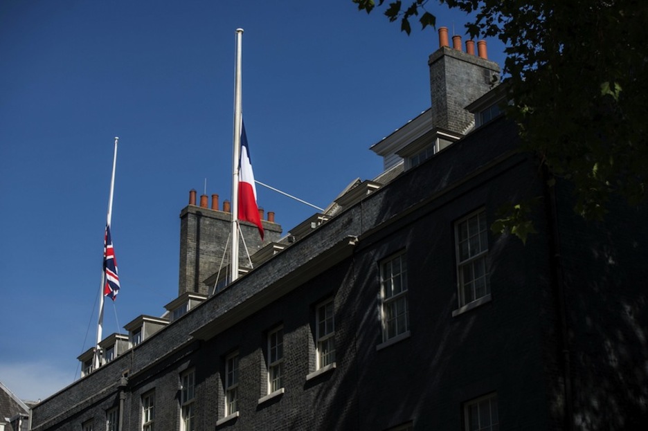 La bandera francesa a media asta sobre el 10 de Downing Street, en Londres. (CHRIS J RATCLIFFE / AFP)
