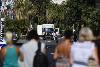 Un grupo de personas observa el camión utilizado para llevar a cabo la masacre. (ANNE-CHRISTINE POUJOULAT / AFP)