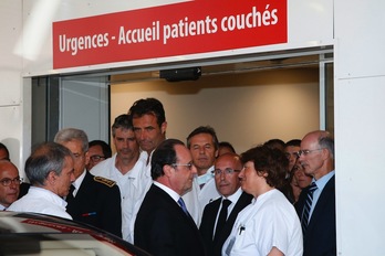 François Hollande y Bernard Cazeneuve han acudido al Hospital Pasteur de Niza para visitar a los heridos. (Eric GAILLARD/AFP)