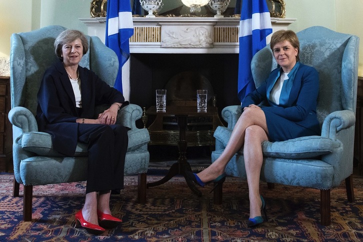 Theresa May y Nicola Sturgeon durante su reunión en Edimburgo. (James GLOSSOP / AFP)