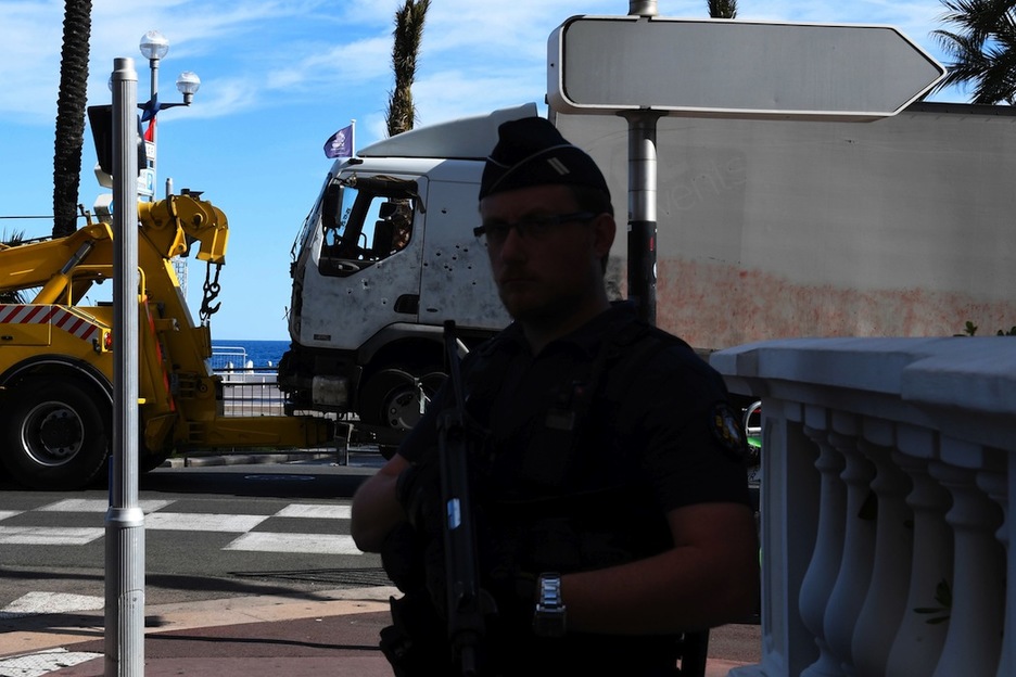 El camión utilizado para el ataque es trasladado por una grúa. (Boris HORVAT/AFP) 
