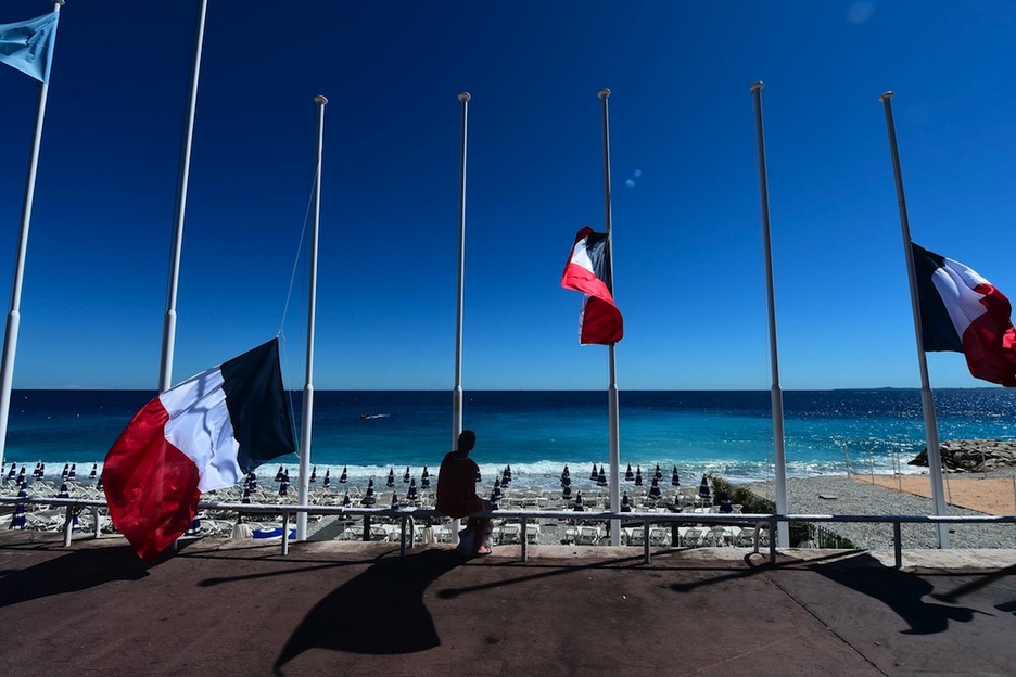 Banderas a media asta en Niza. (Giuseppe CACACE/AFP) 