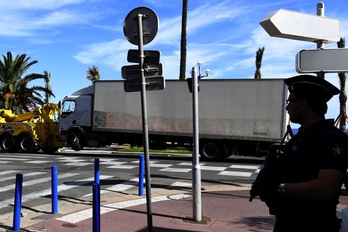El camión con el que se perpetró el ataque. (Boris HARVART / AFP)