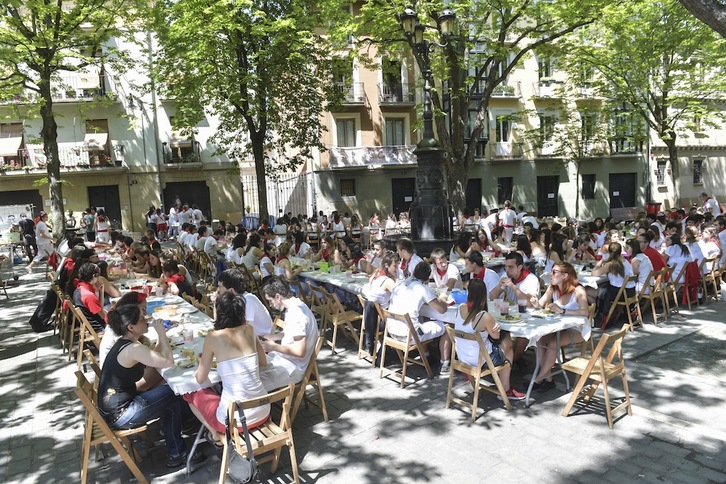Uztailaren 11n San Jose plazan ospatu zen gazte bazkaria. (Idoia ZABALETA / ARGAZKI PRESS)