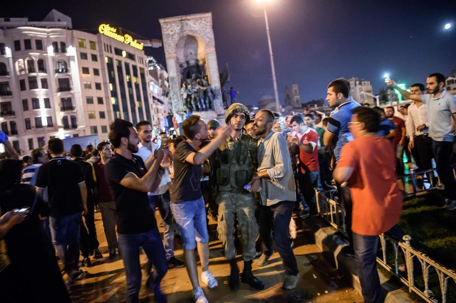 Hainbat herritarrek zuzenean egin dute altxatutako militarren aurka. (AFP)