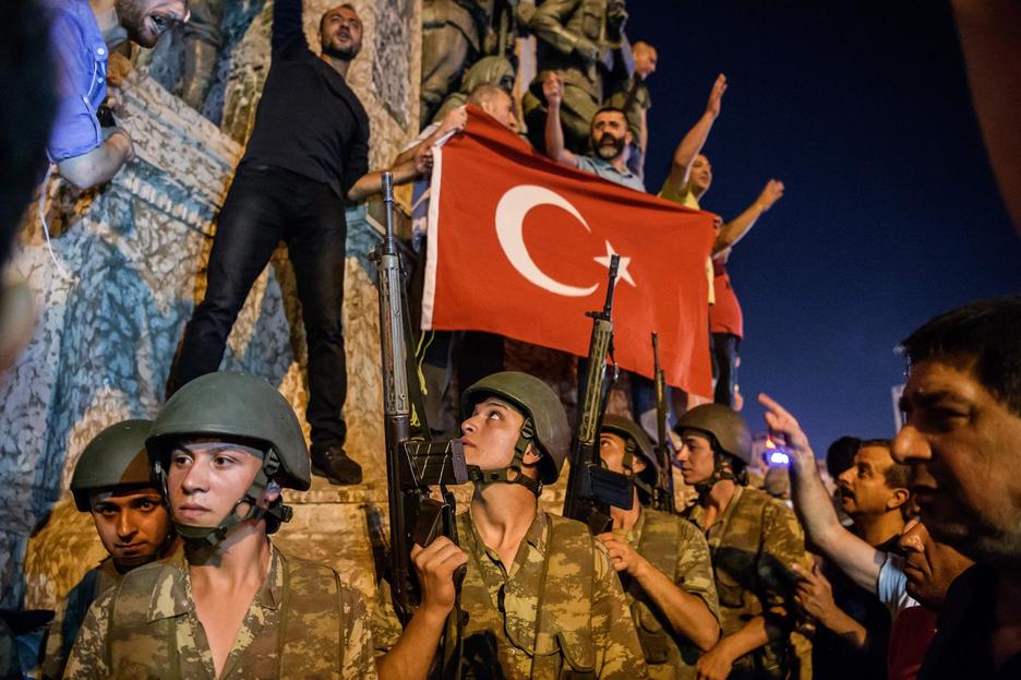 Erdoganen aldeko herritarrak eta militarrak, parez-pare. (AFP)