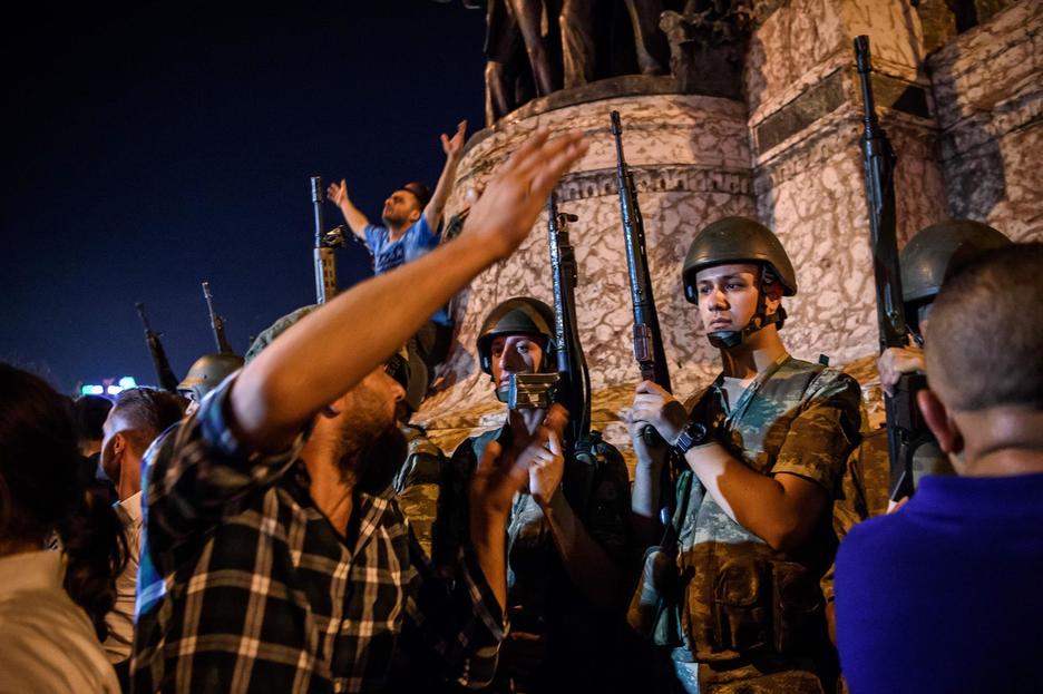 Hainbat herritar, militarrei aurre egiten. (AFP)