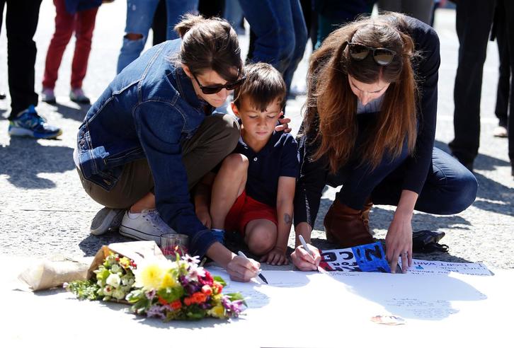 Se han sucedido los actos de recuerdo por las víctimas del atendado de Niza. (Monica DAVEY/AFP)