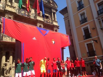 Presentación esta mañana de la camiseta de Osasuna. (@CAOsasuna)