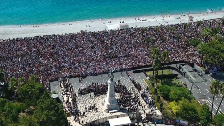 El Paseo de los Ingleses de Niza, abarrotado durante la concentración silenciosa que se ha llevado a cabo por las víctimas. (AFP)