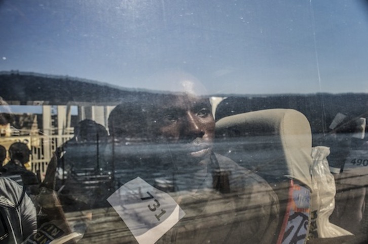 Un refugiado aguarda en un autobús en el puerto de Vibo Valentia, en Italia, el traslado a un CIE. (Francesco ZIZOLA/NOOR) 