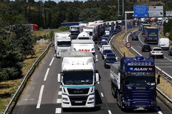 Camiones en una autopista francesa. MAN confesó la existencia del pacto, Scania sigue siendo investigada. (RAYMOND ROIG / AFP)